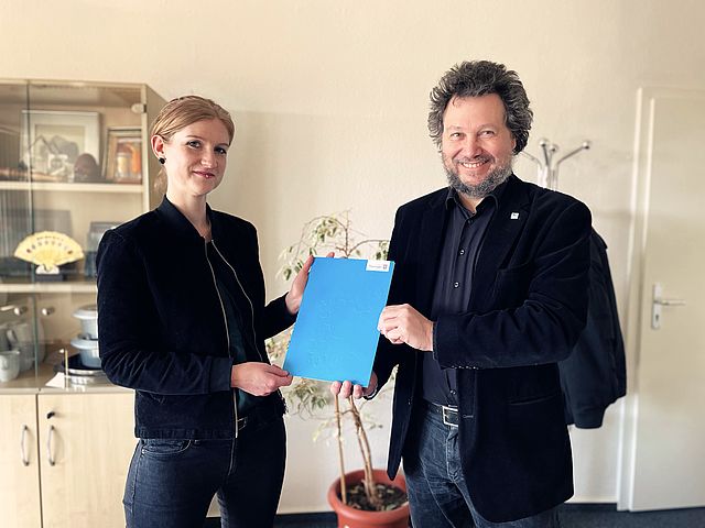 Ernennung von Prof. Dr. Sabrina Schramme durch den Vizepräsidenten für Forschung und Entwicklung der Hochschule Nordhausen, Prof. Dr.-Ing. Viktor Wesselak. (Foto: Tina Bergknapp) Ernennung von Prof. Dr. Sabrina Schramme durch den Vizepräsidenten für Forschung und Entwicklung der Hochschule Nordhausen, Prof. Dr.-Ing. Viktor Wesselak. (Foto: Tina Bergknapp)