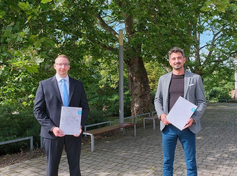Jan Funke, Chancellor of Nordhausen University of Applied Sciences, and Alexander Hesse, university counsellor at TK, are pleased about the cooperation on holistic university health management(Photo: Melano Dadalauri)