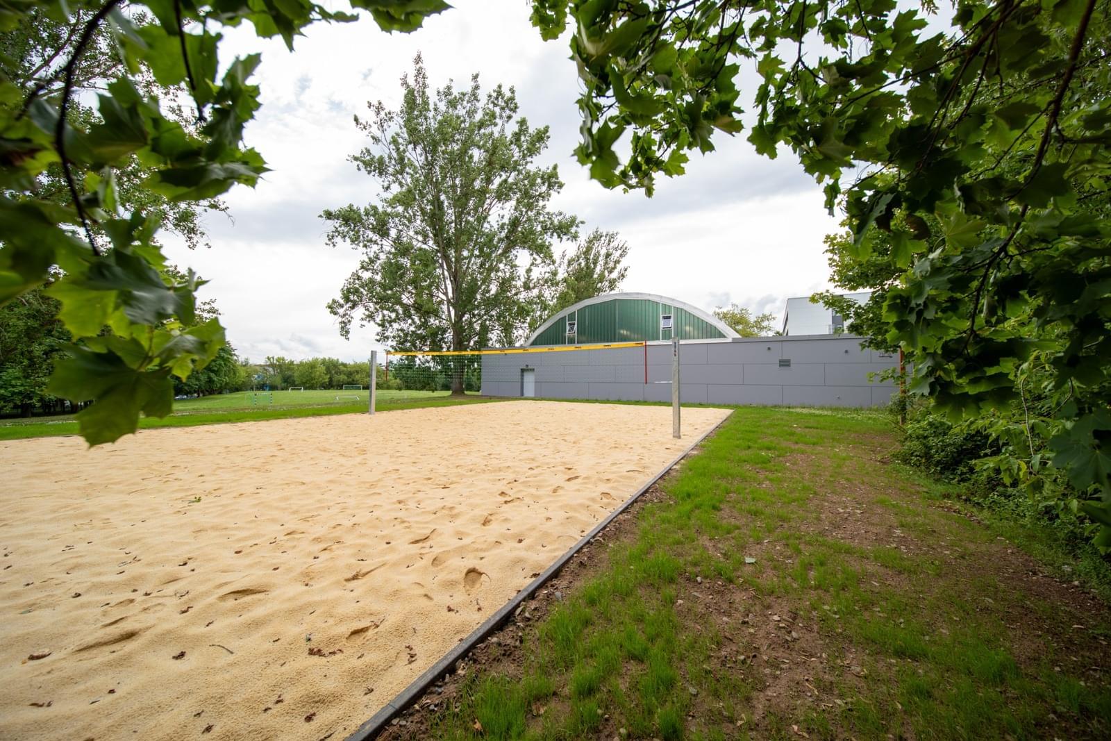 Sandvolleyballplatz in der Natur