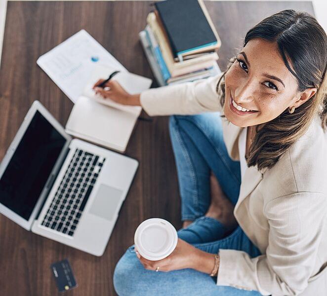 Frau mit Notebook