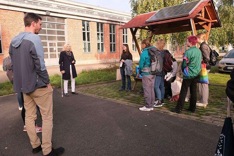 Schülergruppe bekommt den Tagesplan erklärt