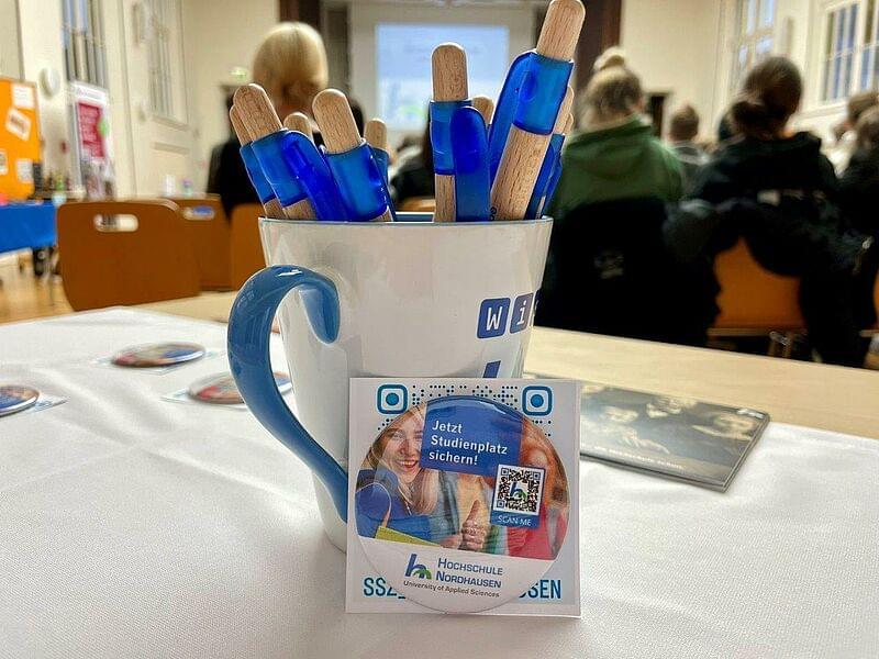 becher mit stiften und streuartikeln
