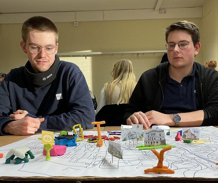 zwei Teilnehmer mit dem Stadtspiel