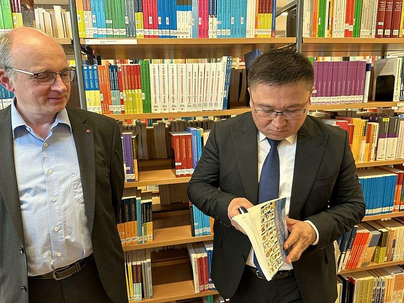 zwei Personen beim Besuch in der Bibliothek
