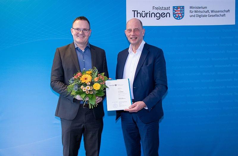 Minister Tiefensee gratuliert Prof. Wagner