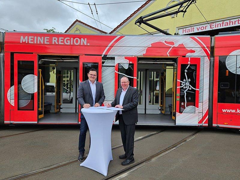 Prof. Wagner mit dem Betriebsleiter der Verkehrsbetriebe