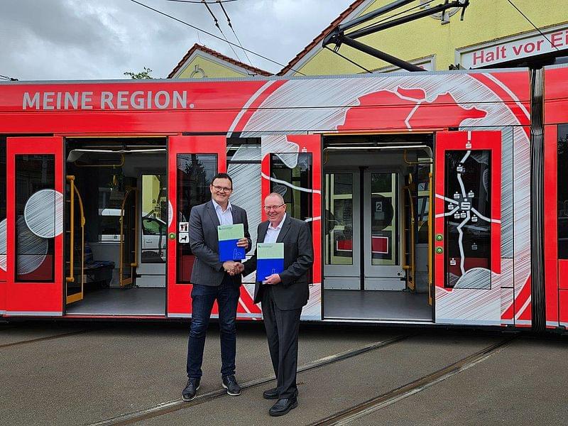 Prof. Wagner mit dem Betriebsleiter der Verkehrsbetriebe vor einer Straßenbahn