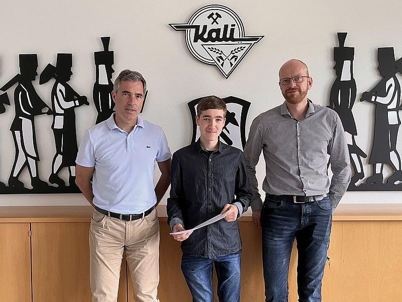 zwei K-UTEC Mitarbeiter und ein Student mit Vertrag