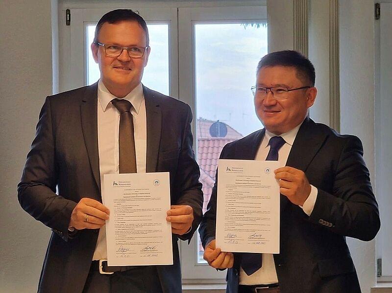 Präsident Wagner und Rektor Pulatov mit Verträgen