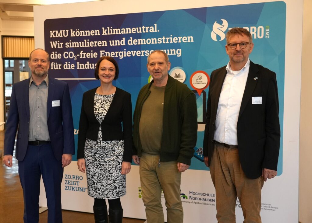 4 personen vor dem Projektplakat