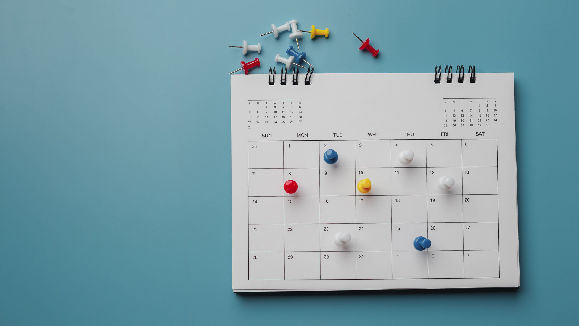 Kalender mit bunten Stecknadeln