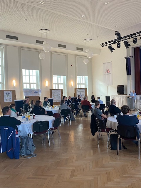 Participants at the event in the Kulturhaus Bleicherode. A packed room with lots of people.