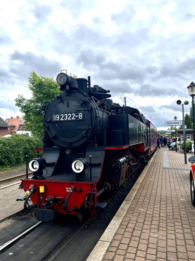 lokomotive historisch auf gleis