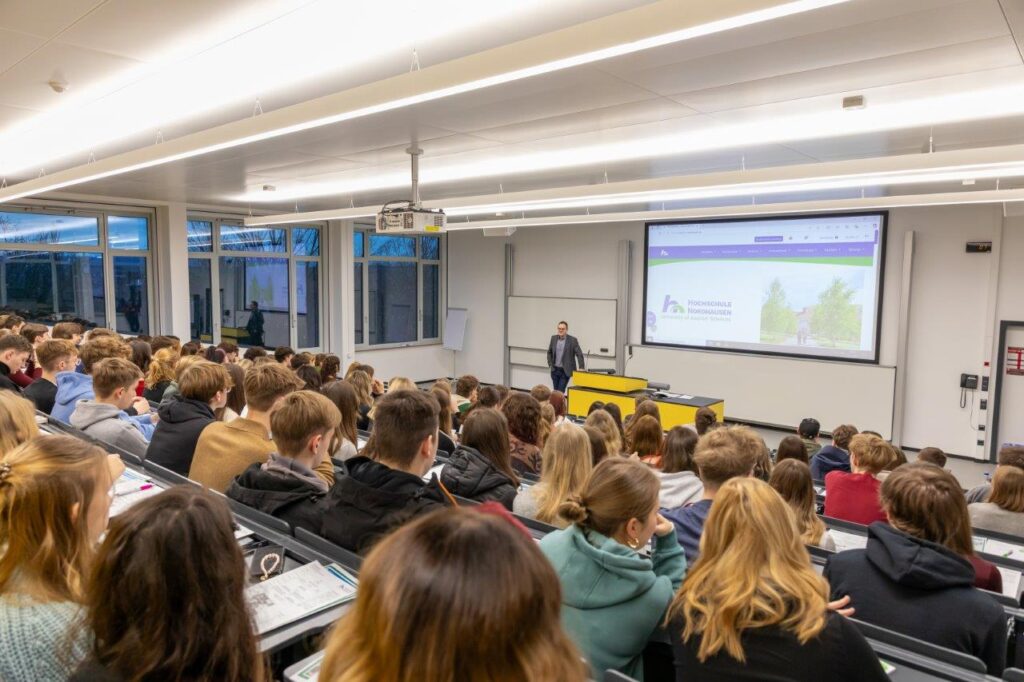 Großer Hörsaal an der Hochschule Nordhausen gefüllt mit Schülerinnen und Schülern während der HSN Insight Studienorientierungstage 2025.