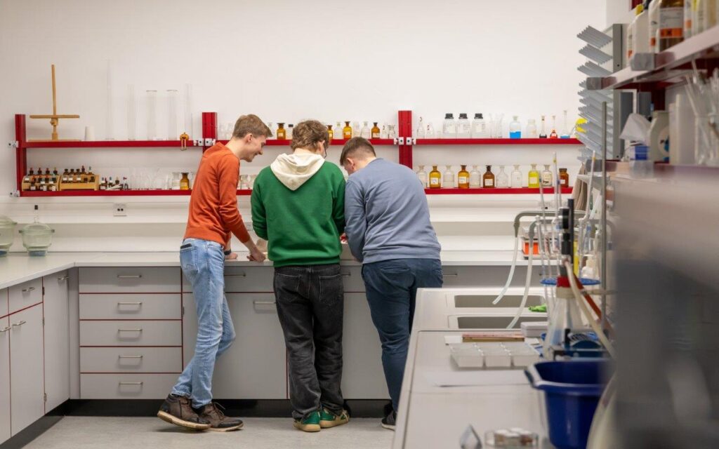 Schülerinnen und Schüler führen Experimente im Chemielabor der Hochschule Nordhausen durch und erhalten praxisnahe Einblicke in die Forschung.