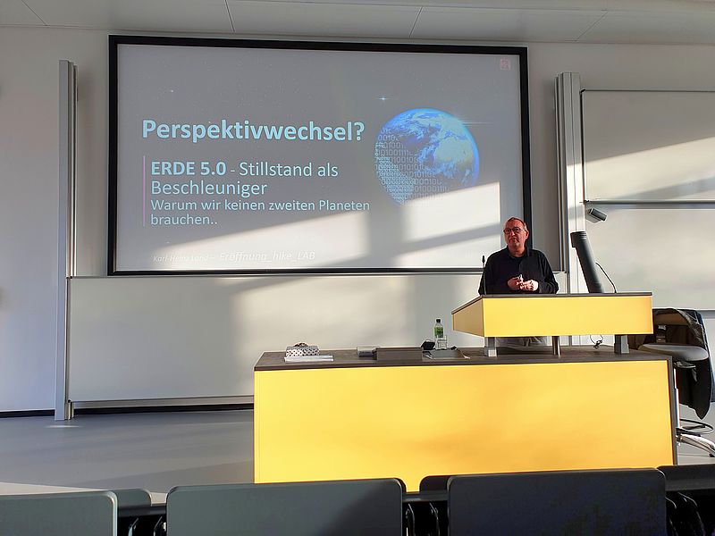 Karl-Heinz Land bei seiner Präsentation