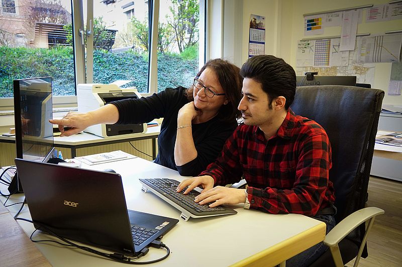 Werkstudent im Gespräch mit der SWG-Mitarbeiterin