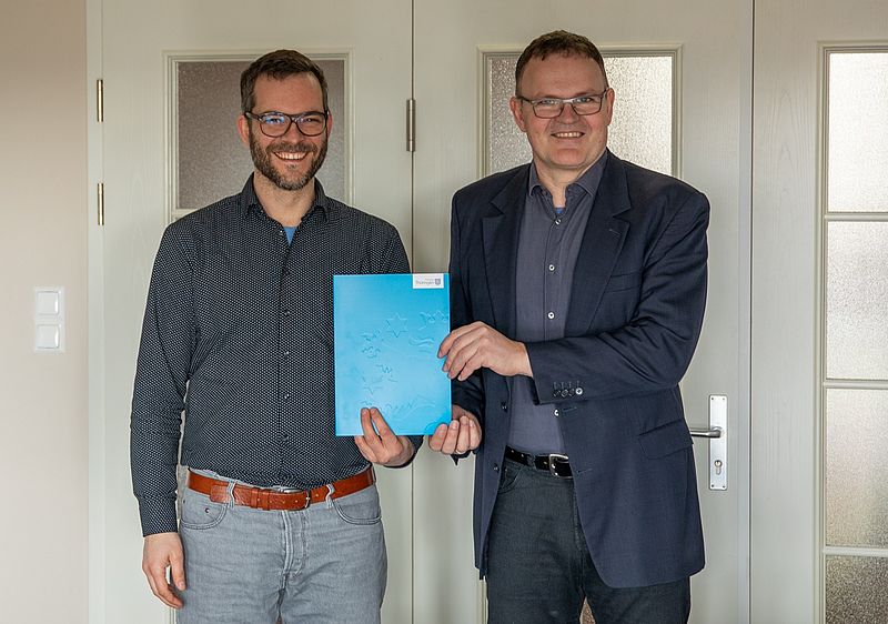 Professor Wudtke bekommt seine Ernennungsurkunde