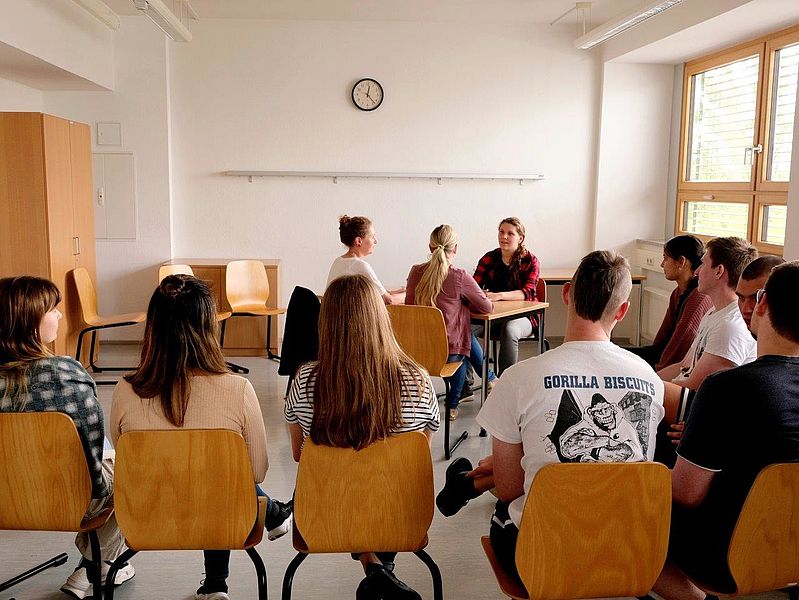 Seminar with several participants