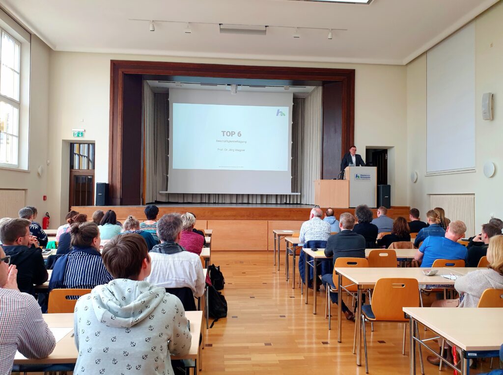 Hörsaal mit zuhörenden Menschen