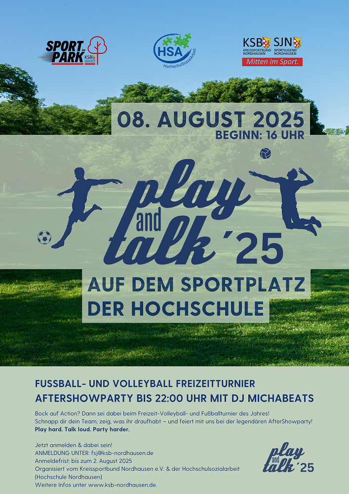 Plakat für „Play and Talk ’25“ am 8. August 2025 ab 16 Uhr auf dem Sportplatz der Hochschule Nordhausen. Angekündigt werden ein Fußball- und Volleyball-Freizeitturnier sowie eine Aftershowparty bis 22 Uhr mit DJ Michabeats. Logos von Sportpark, Hochschulsozialarbeit und Kreissportbund Nordhausen sind am oberen Rand zu sehen, Silhouetten von Fußball- und Volleyballspielern illustrieren das Event.