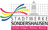 Logo der Stadtwerke Sondershausen mit stilisierten bunten Energieflüssen, einem Gebäudeumriss im Hintergrund und dem Slogan „Strom, Erdgas, Wärme, Wasser“ in einem roten Balken.